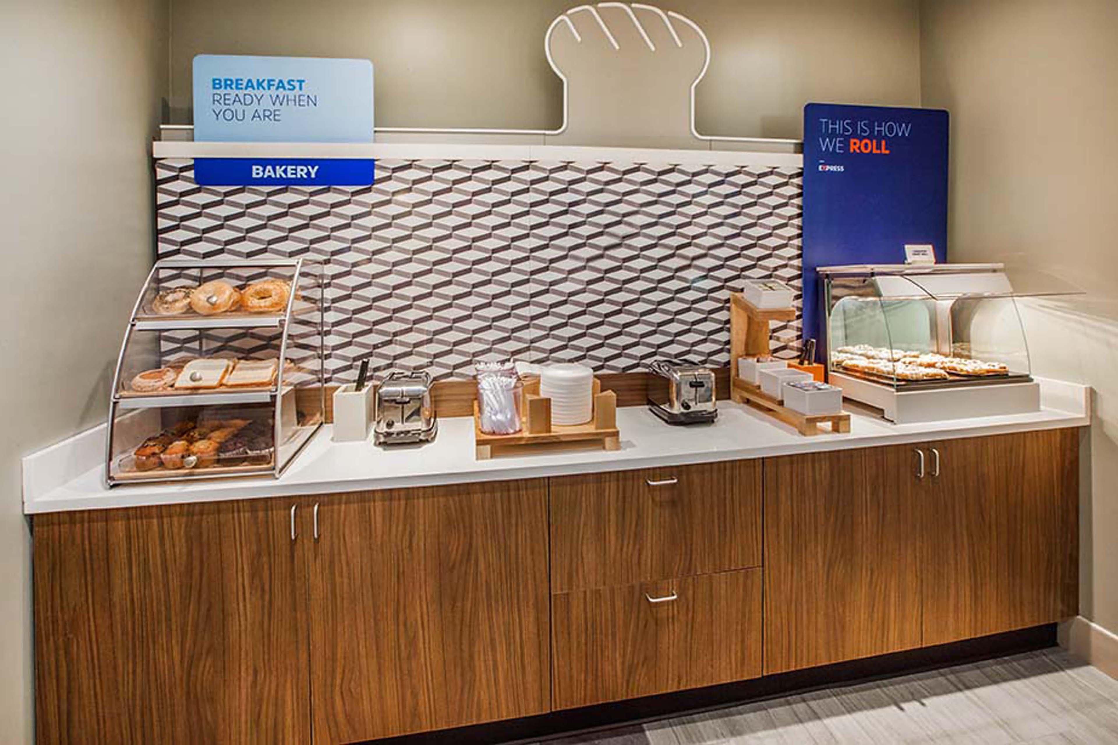 Holiday Inn Express Hotel & Suites Huntsville By Ihg Екстериор снимка