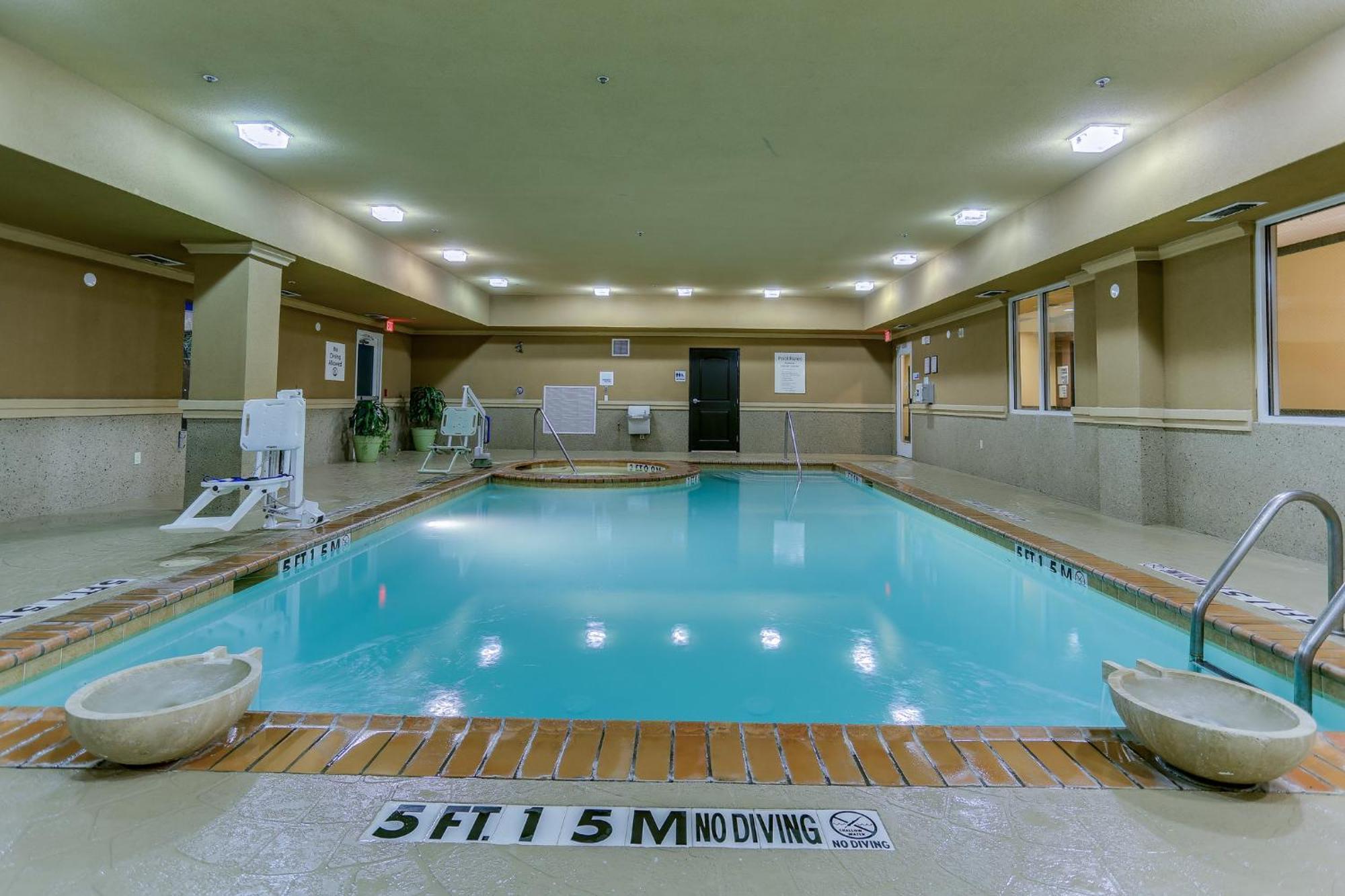 Holiday Inn Express Hotel & Suites Huntsville By Ihg Екстериор снимка