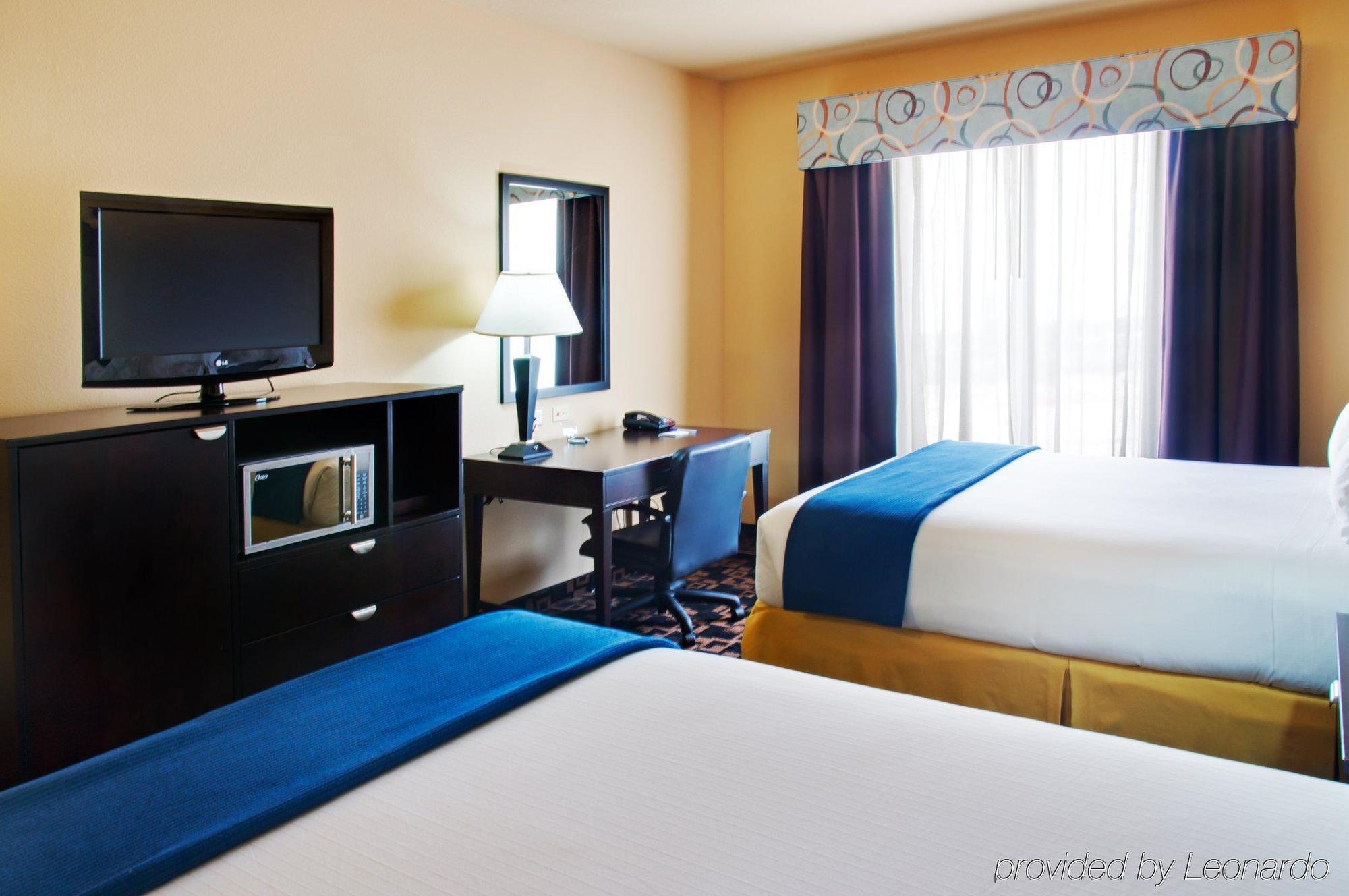 Holiday Inn Express Hotel & Suites Huntsville By Ihg Стая снимка